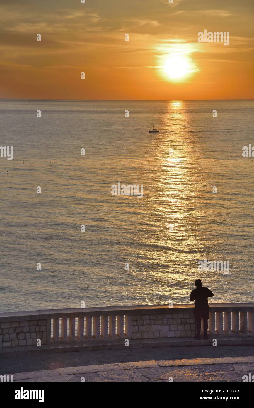 Ancona (Italia, Marche), Passetto, alba sul mare Adriatico Foto Stock
