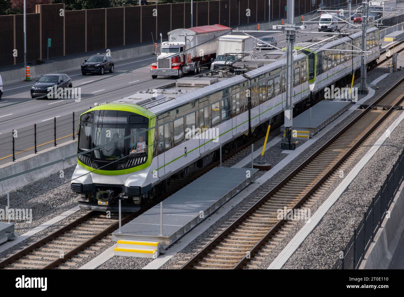 Brossard, CA - 5 ottobre 2023: Treno metropolitano Reseau Express (REM) sulla stazione centrale - linea Brossard Foto Stock