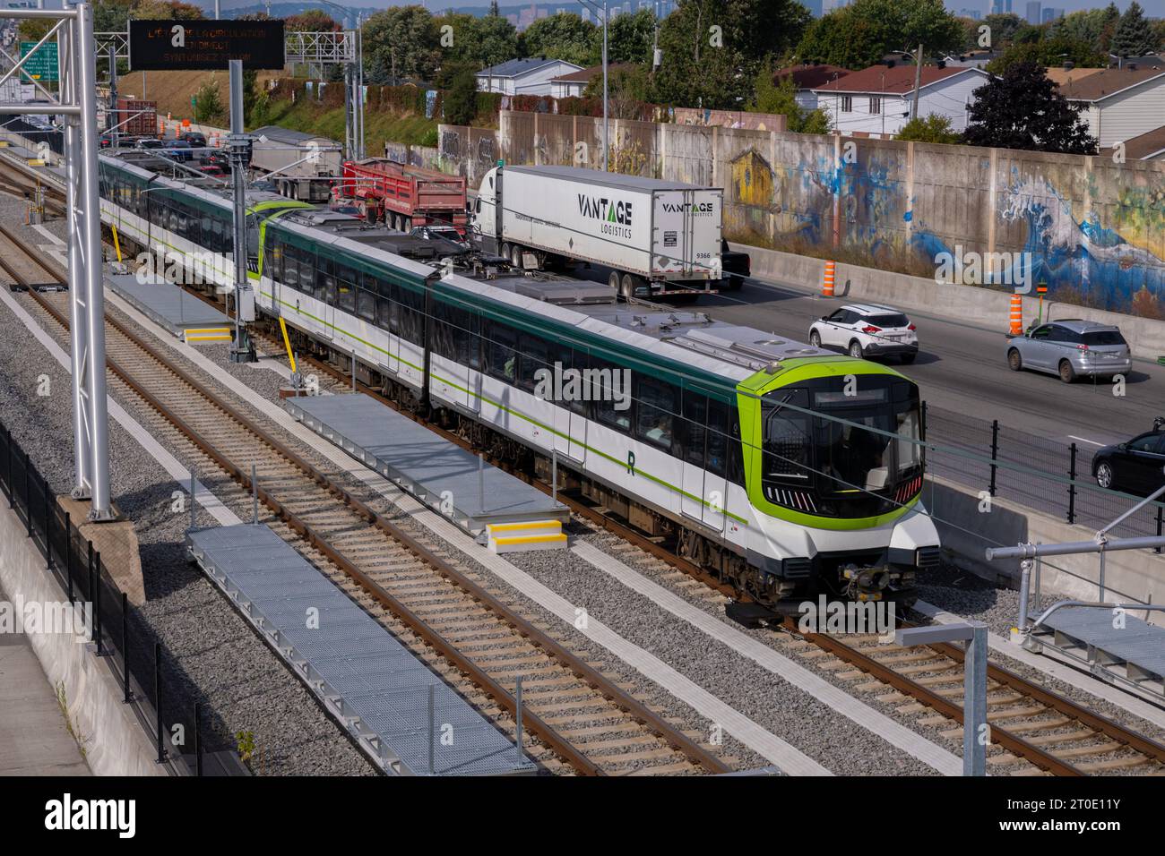 Brossard, CA - 5 ottobre 2023: Treno metropolitano Reseau Express (REM) sulla stazione centrale - linea Brossard Foto Stock