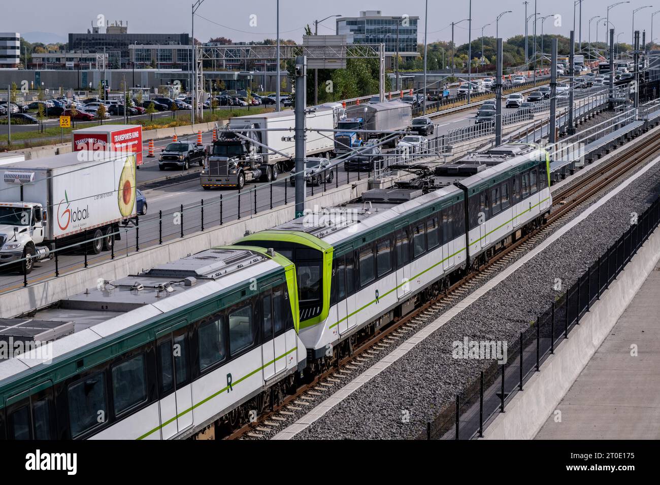 Brossard, CA - 5 ottobre 2023: Treno metropolitano Reseau Express (REM) sulla stazione centrale - linea Brossard Foto Stock