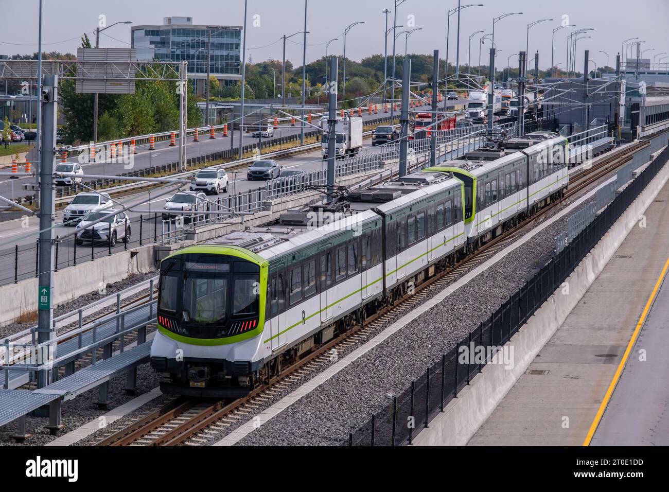 Brossard, CA - 5 ottobre 2023: Treno metropolitano Reseau Express (REM) sulla stazione centrale - linea Brossard Foto Stock