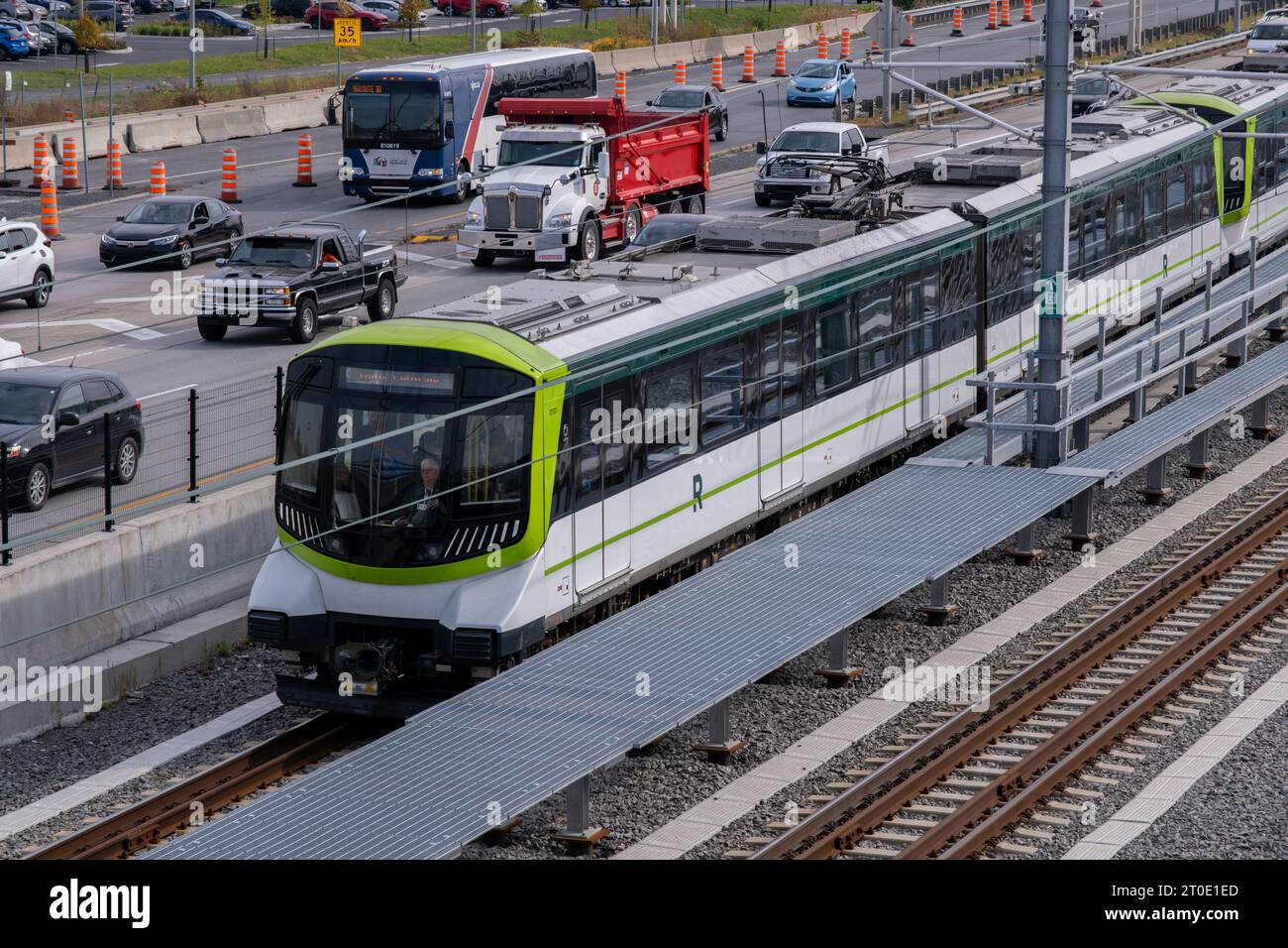 Brossard, CA - 5 ottobre 2023: Treno metropolitano Reseau Express (REM) sulla stazione centrale - linea Brossard Foto Stock