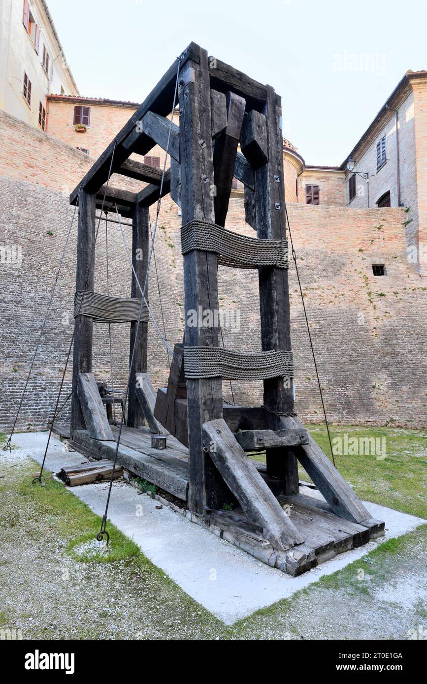 Mondavio (Marche - PU). valle della fortezza, ricostruzione di una macchina da guerra progettata da Francesco di Giorgio Martini (martello trebuchet) Foto Stock