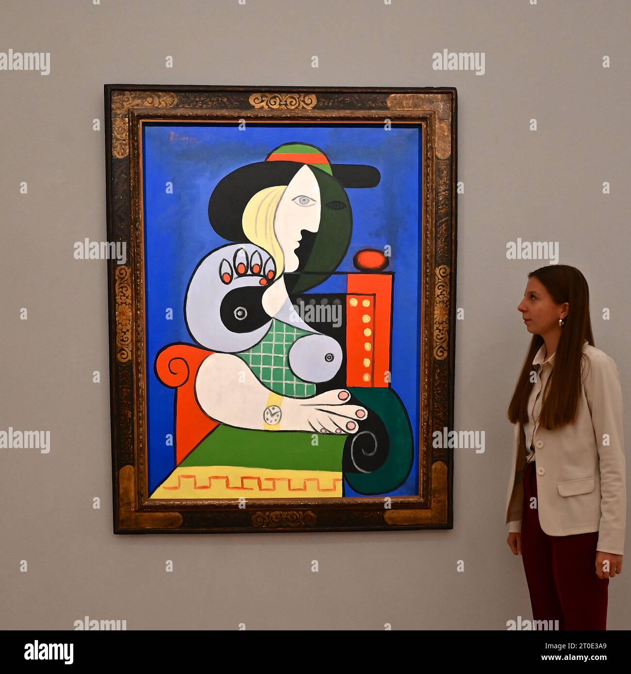 Femme a la montre di Pablo Picasso, dal 1932, l'anno d'oro dell'artista, è in mostra al pubblico a Londra questo fine settimana fino all'11 ottobre al Sothebys. si stima che realizzerà più di 120 milioni di dollari quando verrà offerto a New York questo novembre, l'opera è uno dei dipinti più preziosi di sempre venite al mercato. Foto Stock