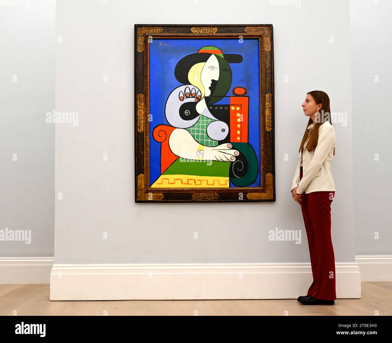 Femme a la montre di Pablo Picasso, dal 1932, l'anno d'oro dell'artista, è in mostra al pubblico a Londra questo fine settimana fino all'11 ottobre al Sothebys. si stima che realizzerà più di 120 milioni di dollari quando verrà offerto a New York questo novembre, l'opera è uno dei dipinti più preziosi di sempre venite al mercato. Foto Stock