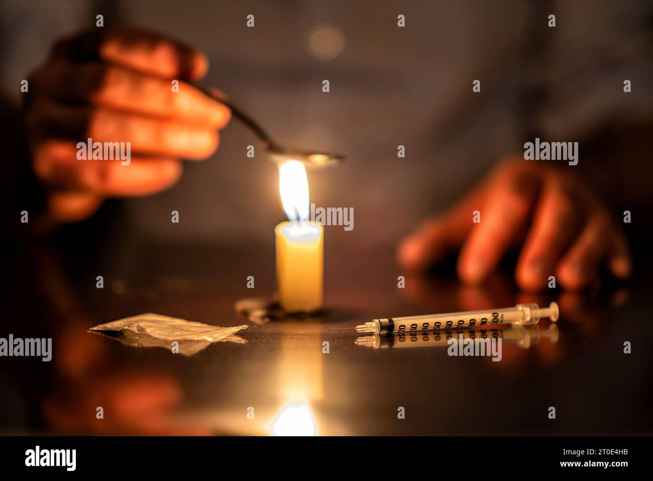 Iniezione, candela ed Eroina di un drogato Foto Stock