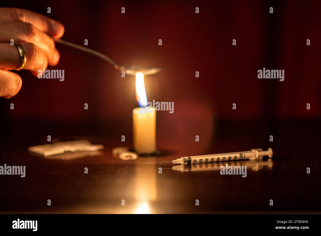 Iniezione, candela ed Eroina di un drogato Foto Stock