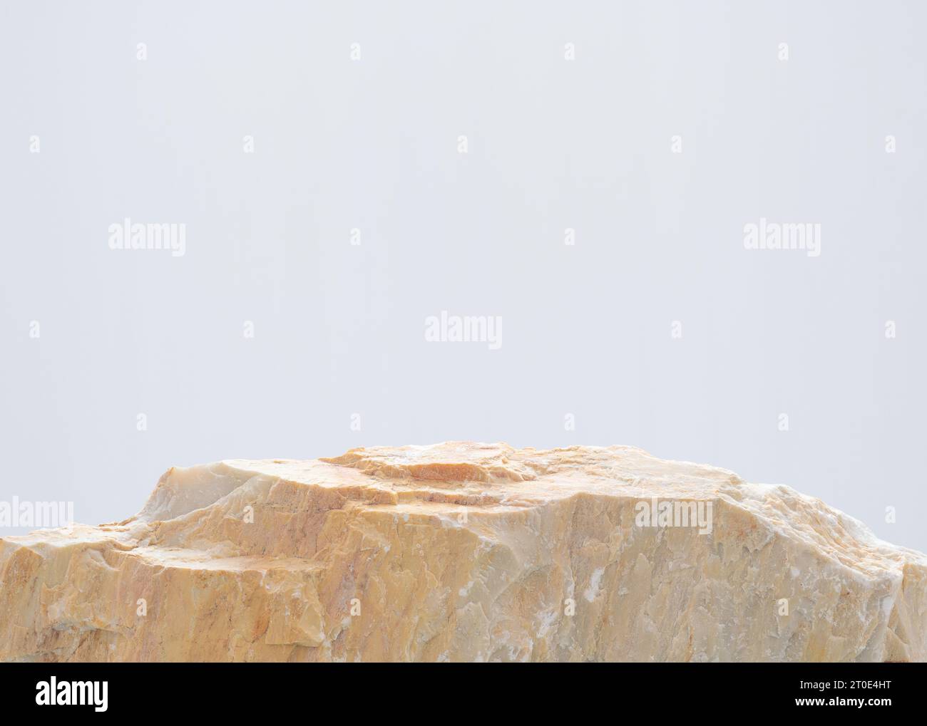 Podio in pietra isolato su sfondo bianco con spazio vuoto. Prodotto cosmetico di bellezza presente posizionamento display a piedistallo, concetto di palcoscenico minimale naturale. Foto Stock