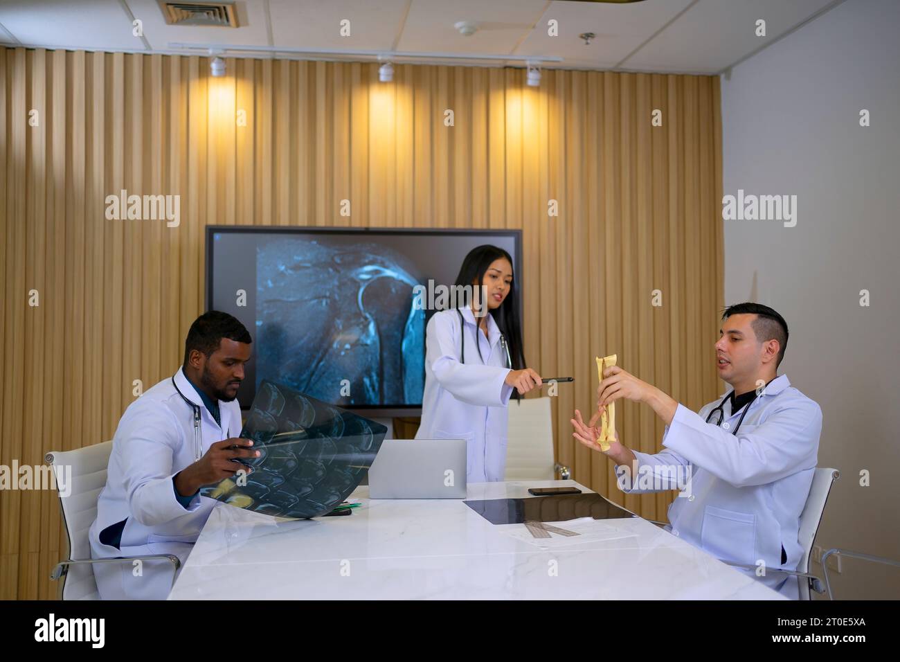 I medici si riuniscono nella sala riunioni. Concetto sanitario e medico. Foto Stock