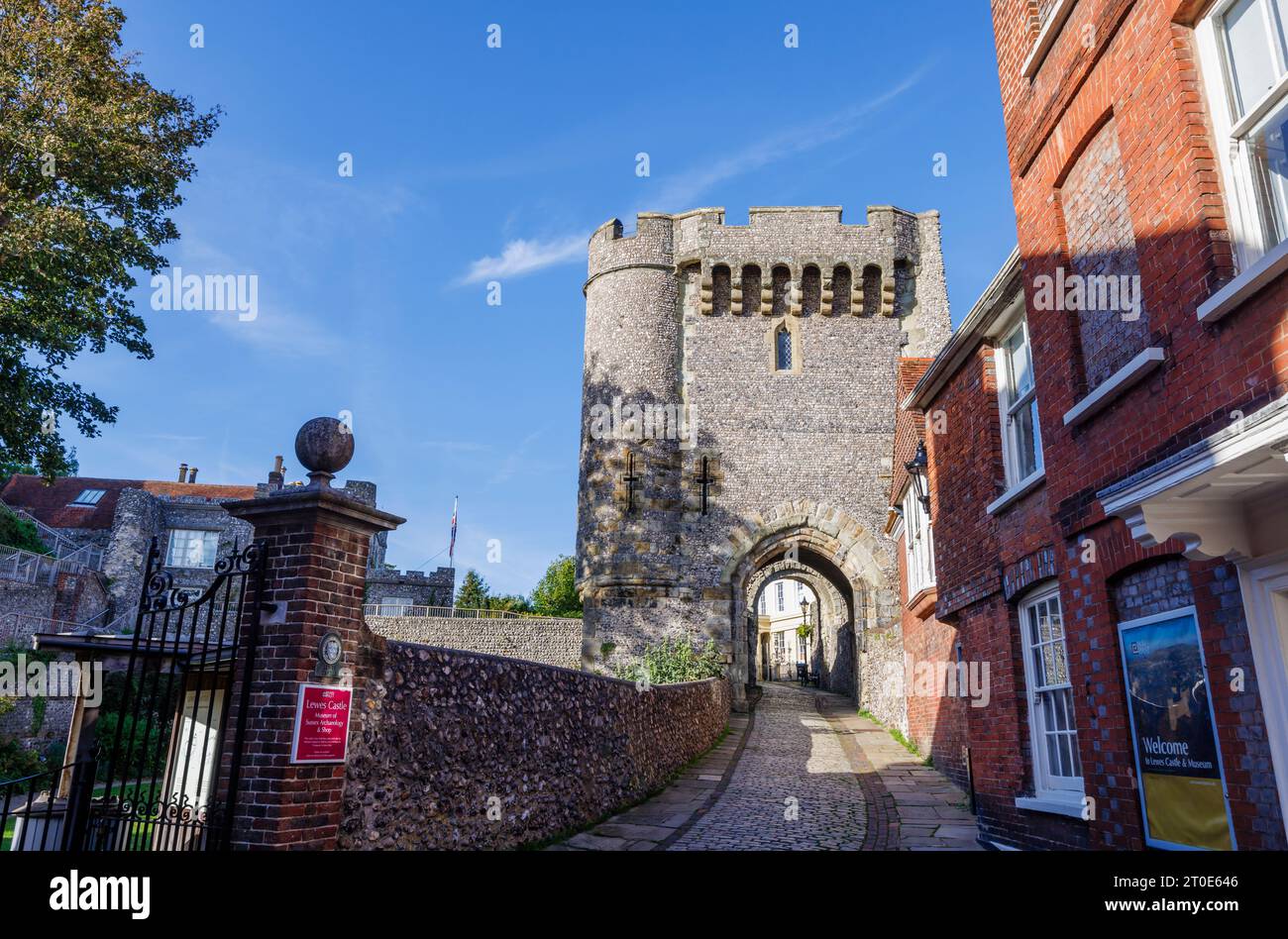 Lewes Castle Barbican Gate a Lewes, un simbolo nella storica città di East Sussex, nel sud-est dell'Inghilterra Foto Stock