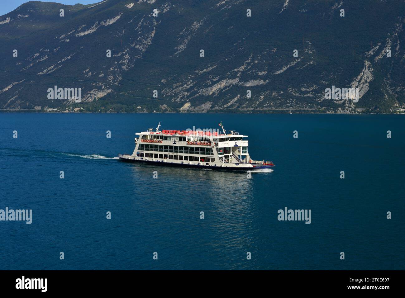 Il RoRo/ traghetto passeggeri Brennero è visto passare Capo Reamol durante il suo viaggio da Riva del Garda a Limone sul Garda sul Lago di Garda in Italia. Foto Stock