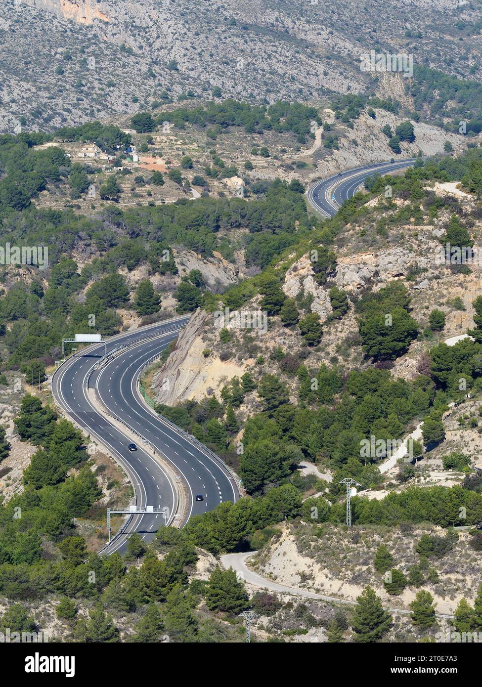 Il percorso curvilineo dell'autostrada AP-7 (e-15) tra Altea e Benissa, dopo l'uscita dal tunnel di Mascarat. Foto Stock