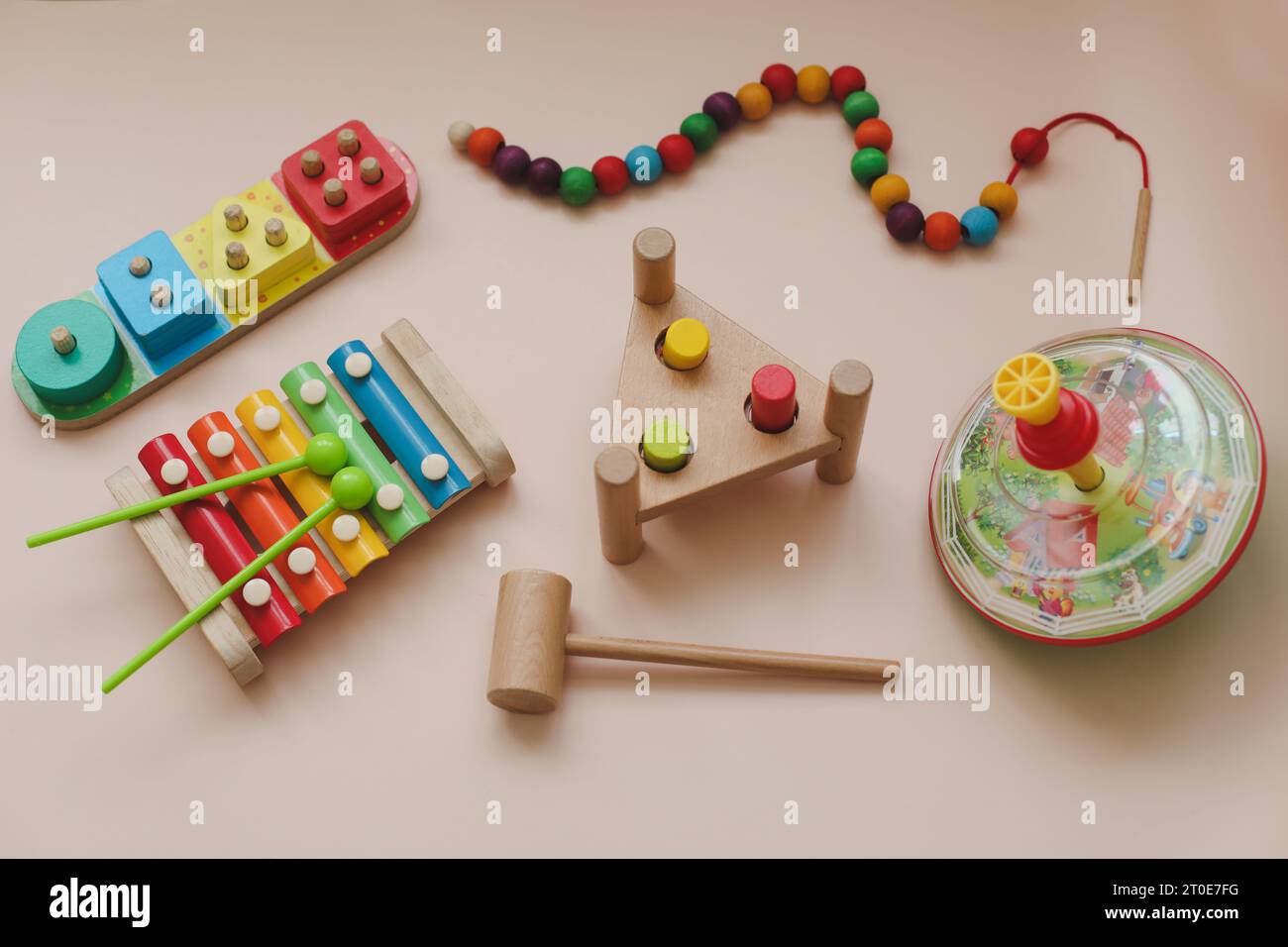 Giocattoli educativi ecologici in legno colorato secondo il metodo Montessori per bambini in età prescolare. Giocattoli in legno per bambini. Giocattoli logici educativi Foto Stock