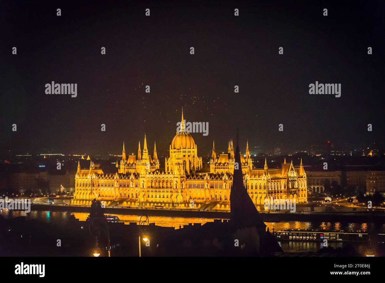 Parlamento ungherese, costruito in stile neogotico con la cupola costruita in stile rinascimentale, Budapest, Ungheria Foto Stock