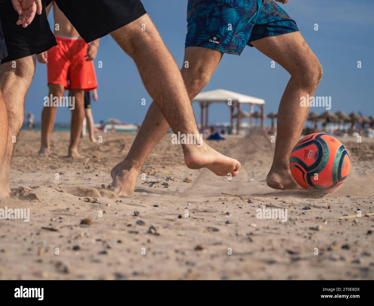 gruppo di ragazzi durante una partita di calcio sulla spiaggia Foto Stock