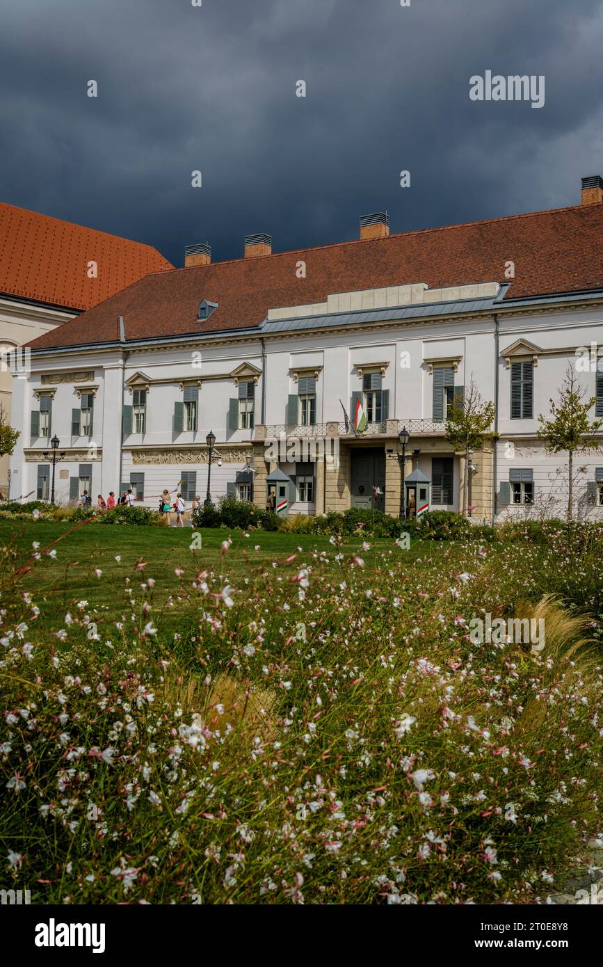 Palazzo Sándor, situato accanto al complesso del Castello di Buda nell'antico quartiere del Castello, è stato la residenza ufficiale e lo spazio di lavoro del pre-castello Foto Stock