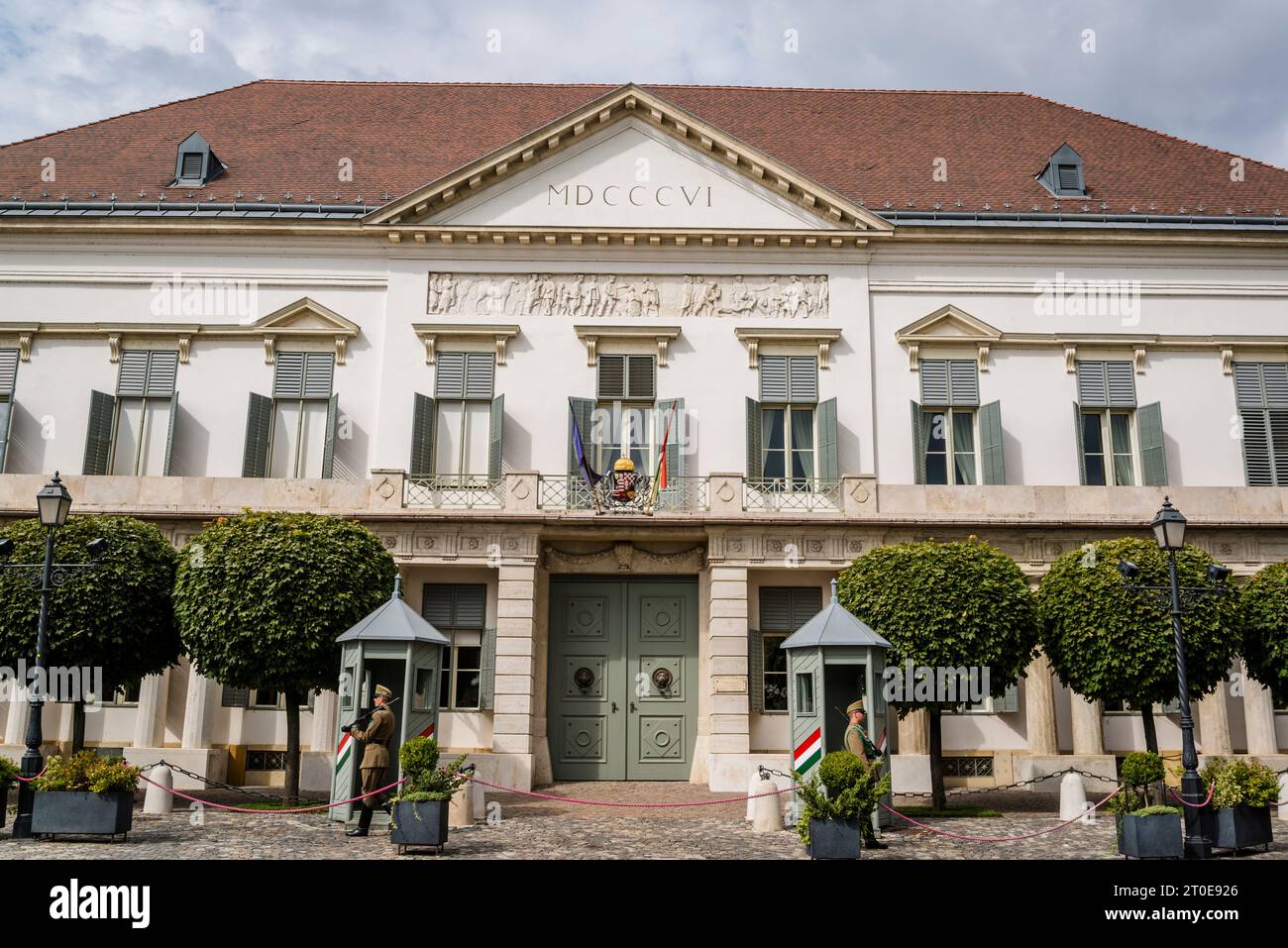 I soldati della Sentry marciano di fronte al Palazzo Sándor, che è stato la residenza ufficiale e lo spazio di lavoro del presidente dell'Ungheria dal 2003 Foto Stock