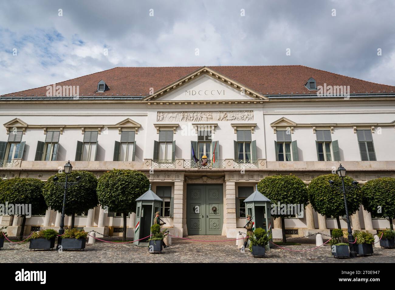 I soldati della Sentry marciano di fronte al Palazzo Sándor, che è stato la residenza ufficiale e lo spazio di lavoro del presidente dell'Ungheria dal 2003 Foto Stock