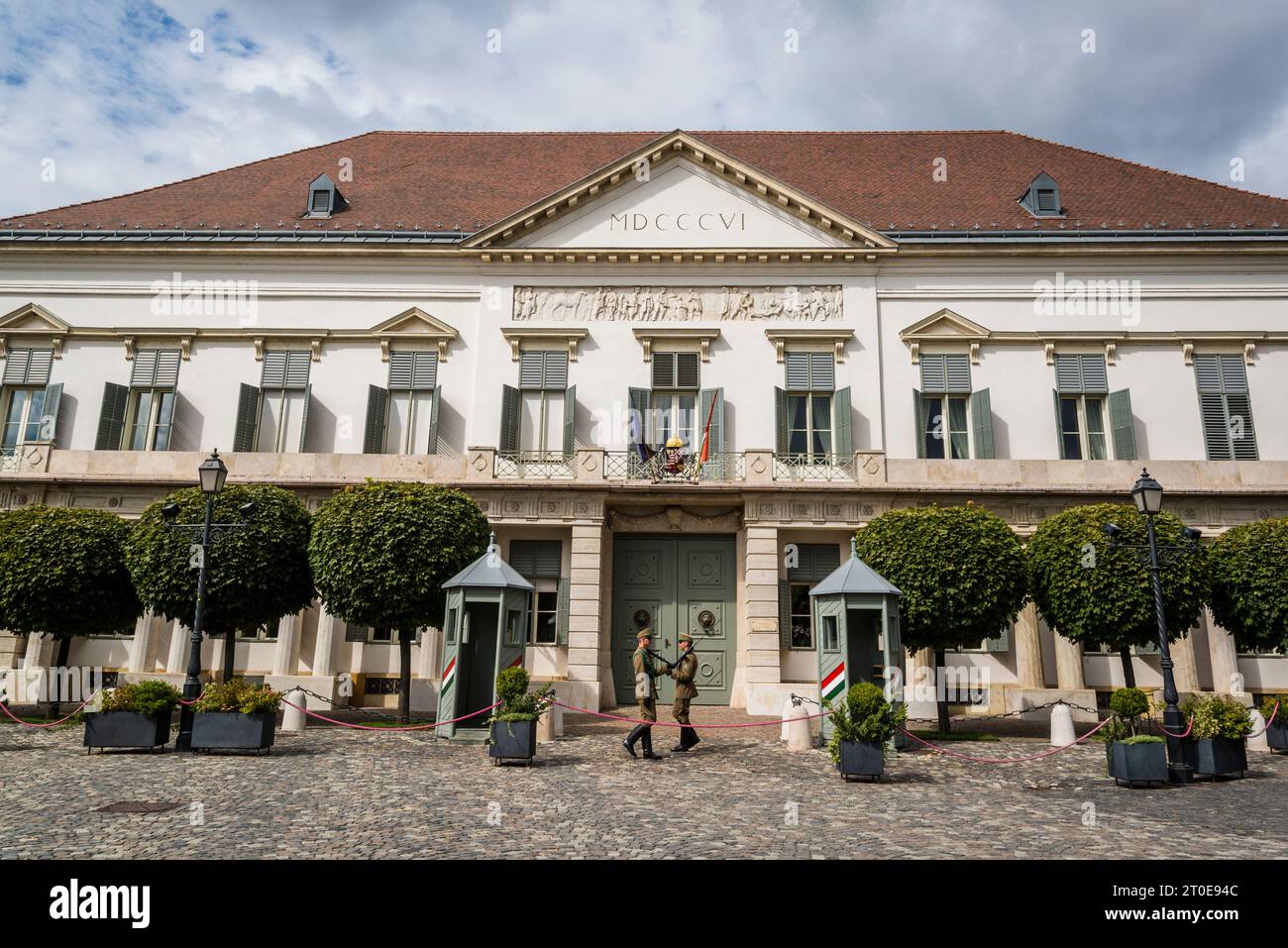 I soldati della Sentry marciano di fronte al Palazzo Sándor, che è stato la residenza ufficiale e lo spazio di lavoro del presidente dell'Ungheria dal 2003 Foto Stock