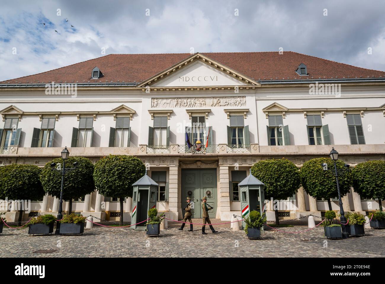 I soldati della Sentry marciano di fronte al Palazzo Sándor, che è stato la residenza ufficiale e lo spazio di lavoro del presidente dell'Ungheria dal 2003 Foto Stock