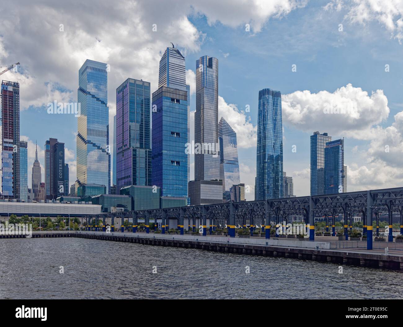 Hudson Yards fa da sfondo al Pier 76, un'aggiunta del 2021 all'Hudson River Park. Foto Stock