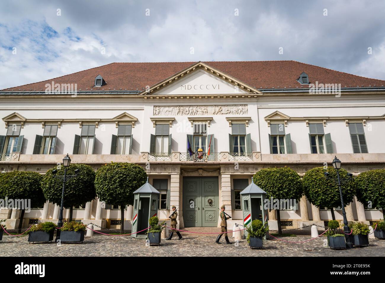 I soldati della Sentry marciano di fronte al Palazzo Sándor, che è stato la residenza ufficiale e lo spazio di lavoro del presidente dell'Ungheria dal 2003 Foto Stock