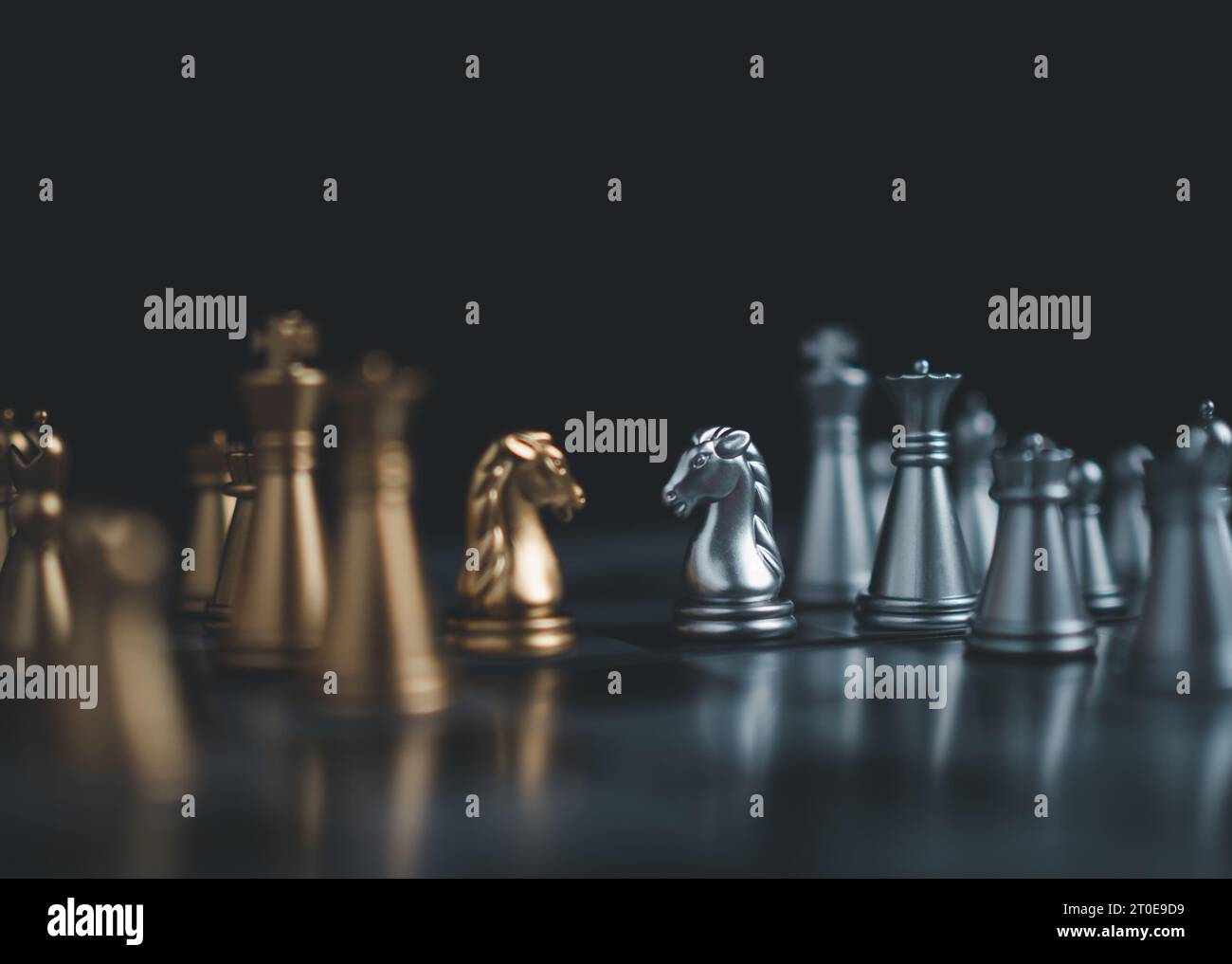 Pezzi da scacchi in oro e argento nel gioco da tavolo per il confronto aziendale. Concetti di leadership, concetti di gestione delle risorse umane. Foto Stock