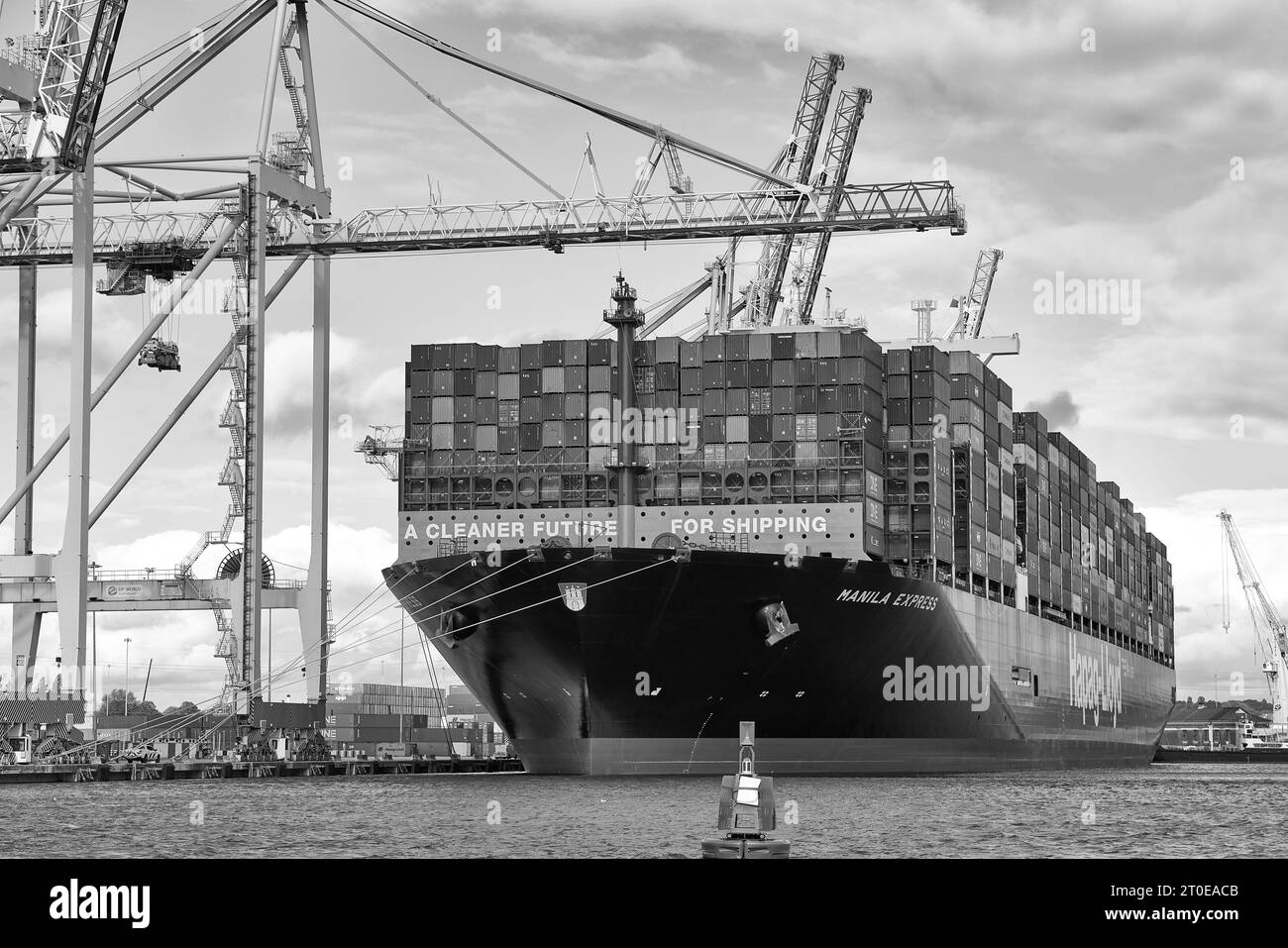 La nave portacontainer Duel Fuel HAPAG-LLOYD Ultra Large, MANILA EXPRESS, ormeggiata su SCT 5 al Southampton Container Terminal, Regno Unito Foto Stock