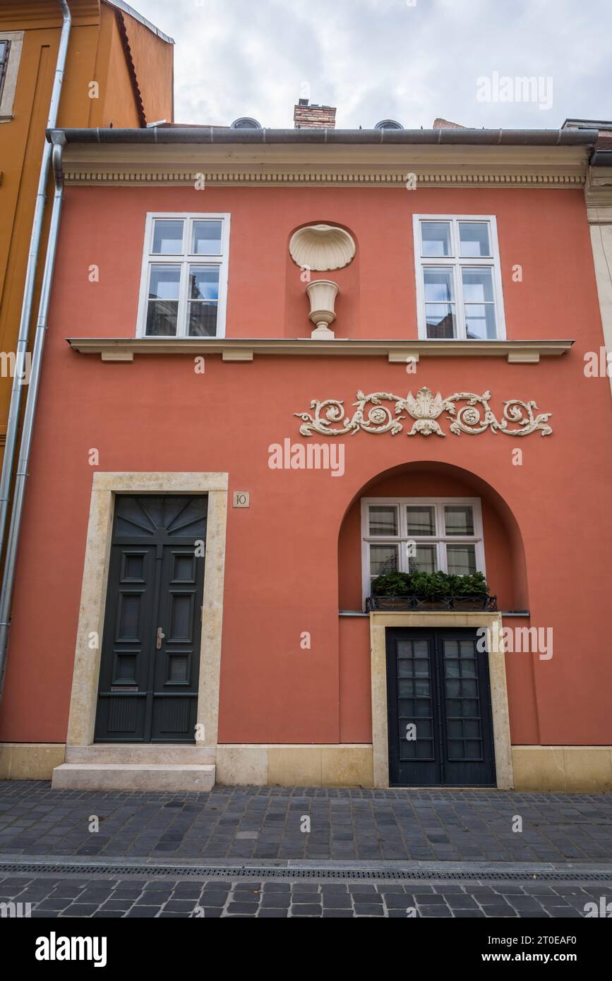Bellissime case storiche in via Táncsics Mihály, quartiere del Castello di Buda, Budapest, Ungheria Foto Stock
