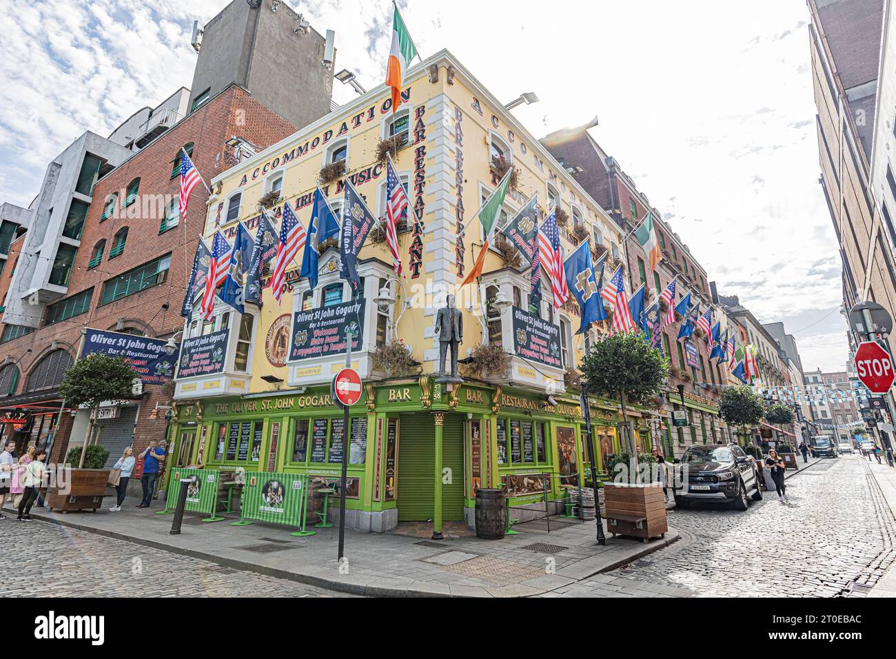 Facciate colorées ornées de drapeaux à Dublin, quartier de Temple Bar, architettura, briques. Facciate colorate adornate con bandiere nel Tempio B di Dublino Foto Stock