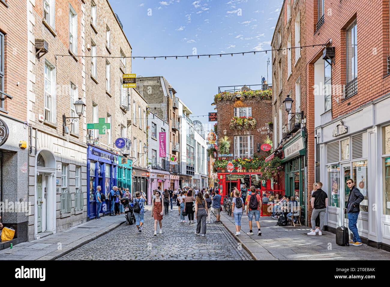 Facciate colorées ornées de drapeaux à Dublin, quartier de Temple Bar, architettura, briques. Facciate colorate adornate con bandiere nel Tempio B di Dublino Foto Stock