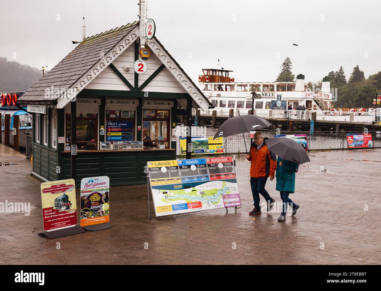 Windermere Cumbria, Regno Unito. 6 ottobre 2023. Meteo Lago Windermere i turisti si vestono per il vento forte e la pioggia forte credito: Gordon Shoosmith/Alamy Live News Foto Stock