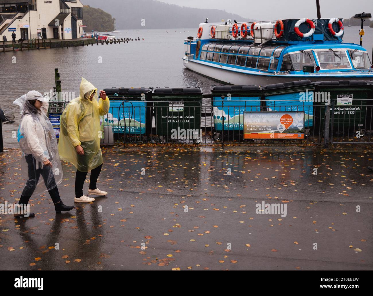 Windermere Cumbria, Regno Unito. 6 ottobre 2023. Meteo Lago Windermere i turisti si vestono per il vento forte e la pioggia forte credito: Gordon Shoosmith/Alamy Live News Foto Stock