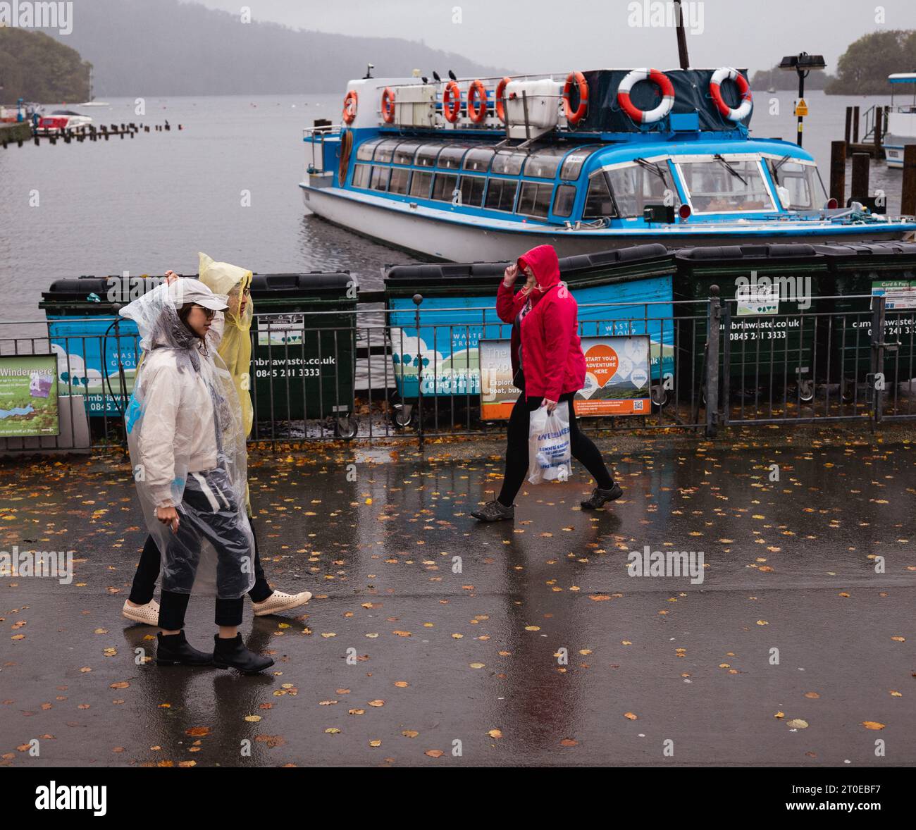 Windermere Cumbria, Regno Unito. 6 ottobre 2023. Meteo Lago Windermere i turisti si vestono per il vento forte e la pioggia forte credito: Gordon Shoosmith/Alamy Live News Foto Stock