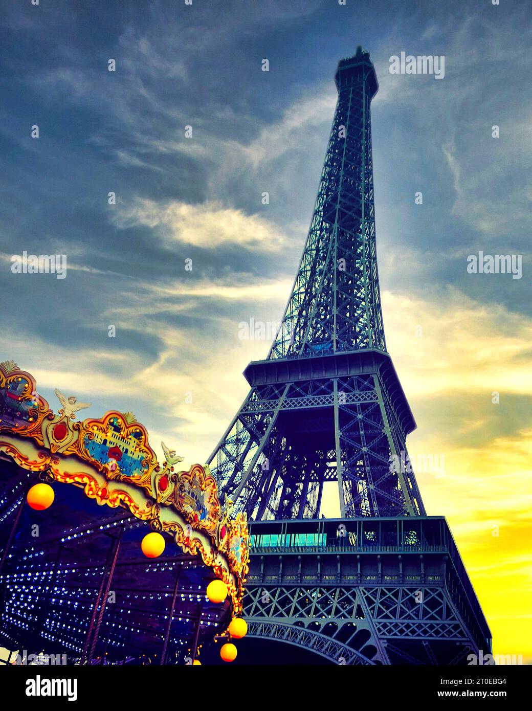 Parigi. Giostra in vecchio stile nel parco vicino alla Torre Eiffel. Ile de France. Francia. Foto Stock