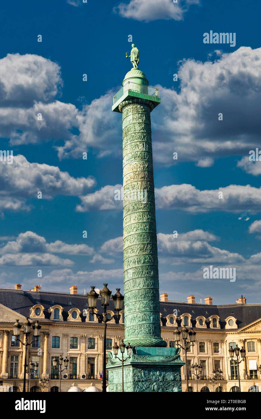 Parigi. Place Vendôme con colonna centrale decorata, Ile de France, francia Foto Stock