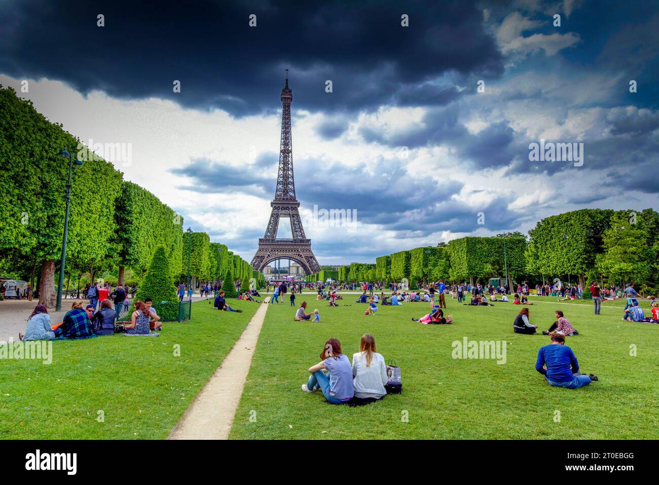 Parigi 7° arrondissement. Il Champ de Mars con i turisti ai piedi della Torre Eiffel. Paris Ile de France. Francia Foto Stock