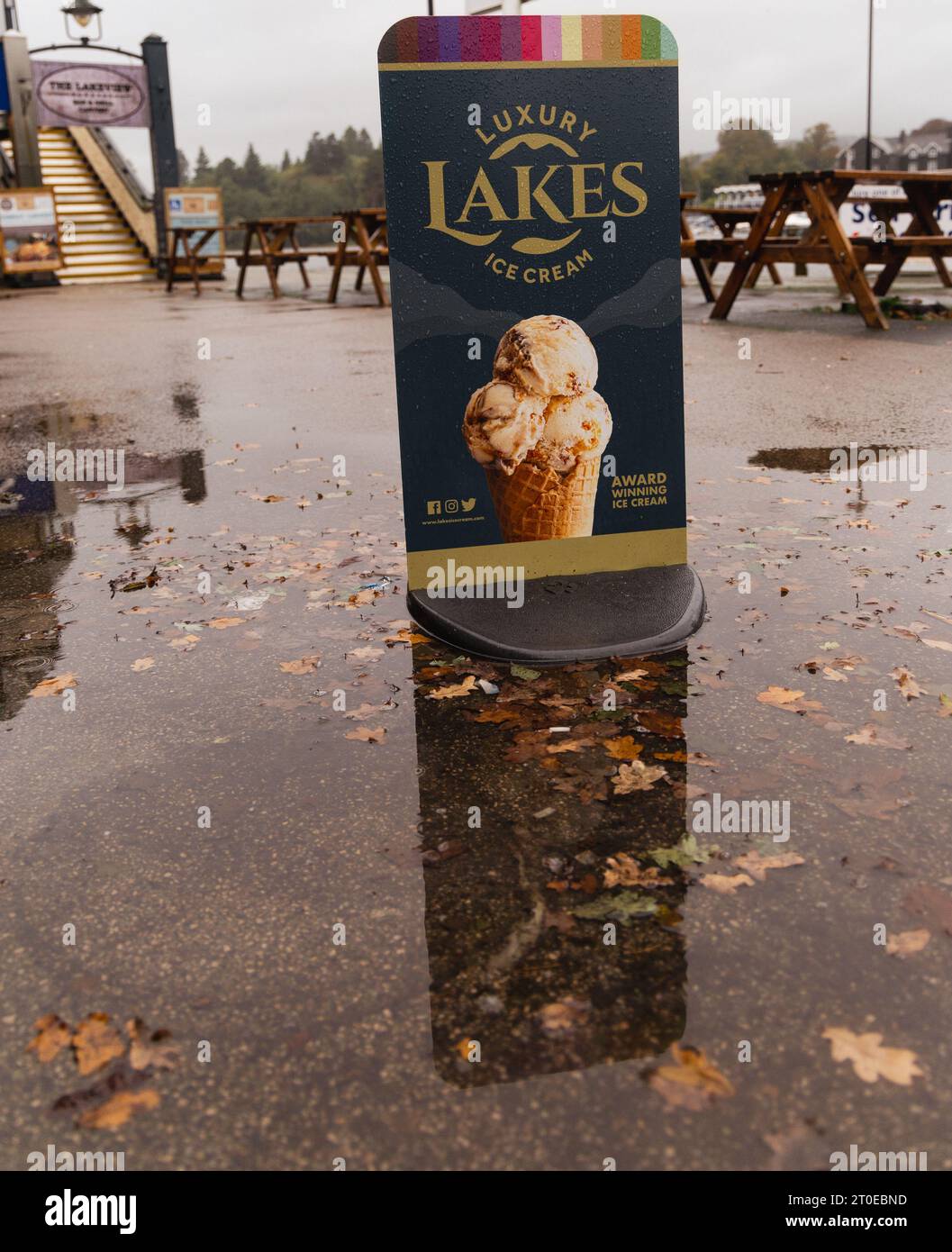Windermere Cumbria, Regno Unito. 6 ottobre 2023. Meteo Lago Windermere i turisti si vestono per il vento forte e la pioggia forte credito: Gordon Shoosmith/Alamy Live News Foto Stock