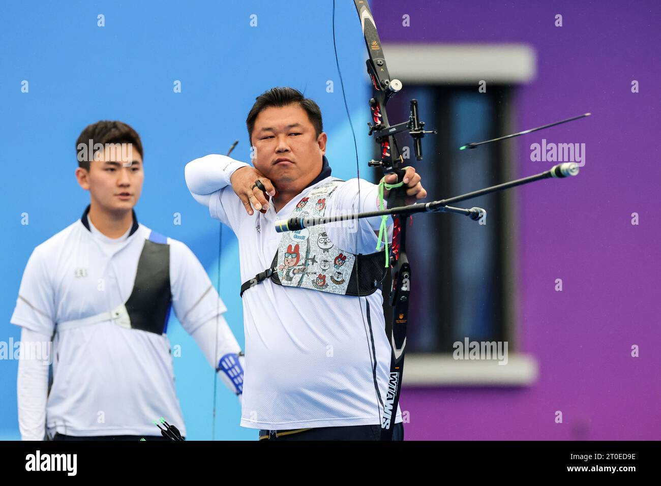 Hangzhou, provincia cinese di Zhejiang. 6 ottobre 2023. Oh Jinhyek (R) della Corea del Sud gareggia durante il Recurve Men's Team Gold Medal Match of Archery tra India e Corea del Sud ai 19 Giochi asiatici di Hangzhou, nella provincia dello Zhejiang, nella Cina orientale, il 6 ottobre 2023. Credito: Shan Yuqi/Xinhua/Alamy Live News Foto Stock