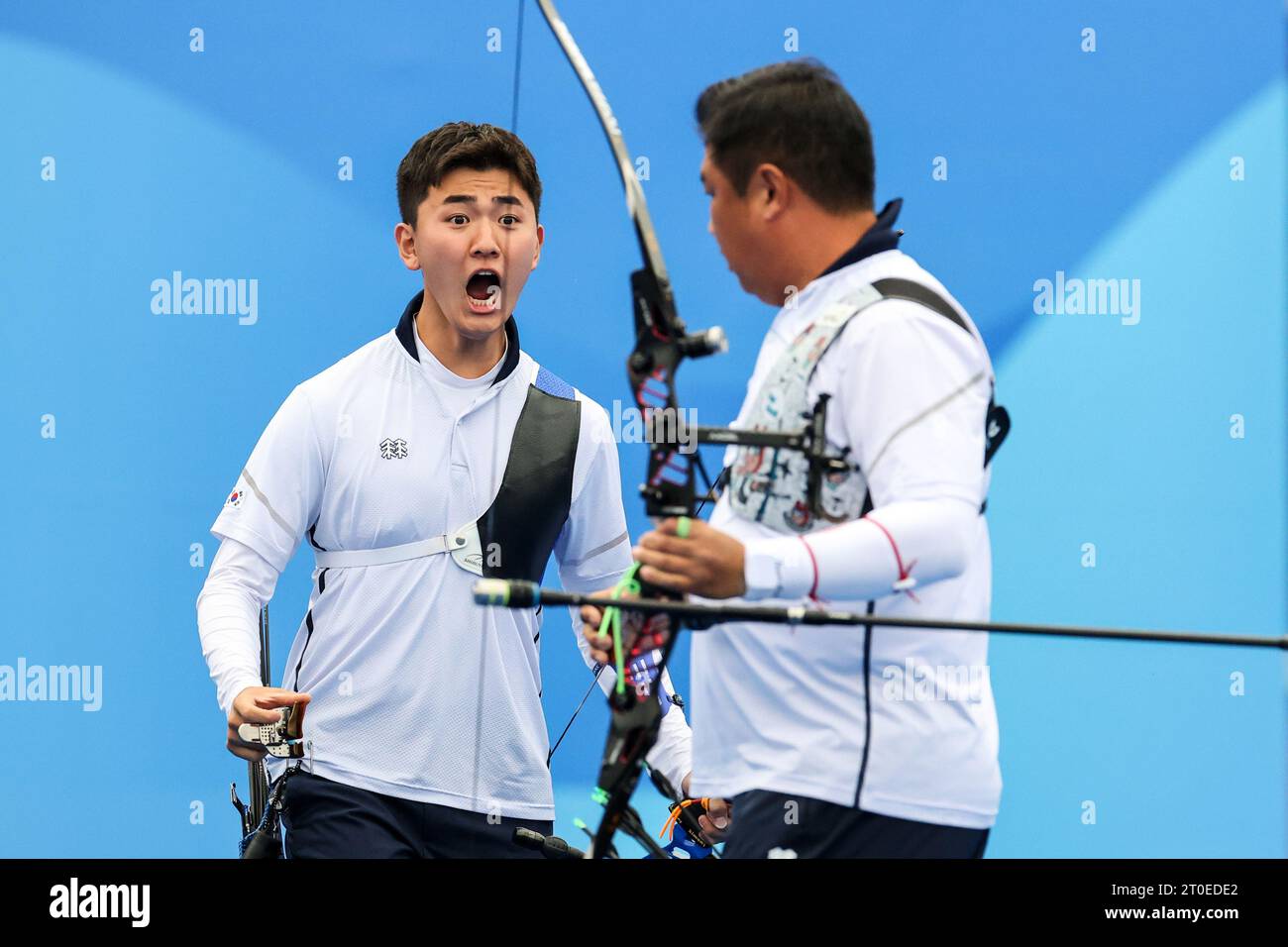 Hangzhou, provincia cinese di Zhejiang. 6 ottobre 2023. Kim Je Deok (L) e Oh Jinhyek della Corea del Sud gareggiano durante il Recurve Men's Team Gold Medal Match of Archery tra India e Corea del Sud ai diciannovesimi Giochi asiatici di Hangzhou, nella provincia dello Zhejiang, nella Cina orientale, il 6 ottobre 2023. Credito: Shan Yuqi/Xinhua/Alamy Live News Foto Stock