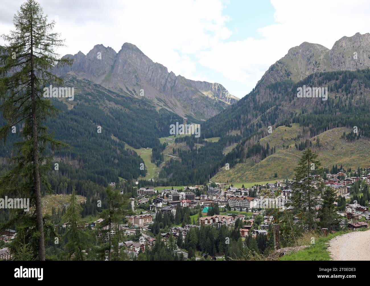 Vista dall'alto del paese DI SAN MARTINO DI CASTROZZA nelle Alpi europee nel Nord Italia in estate Foto Stock
