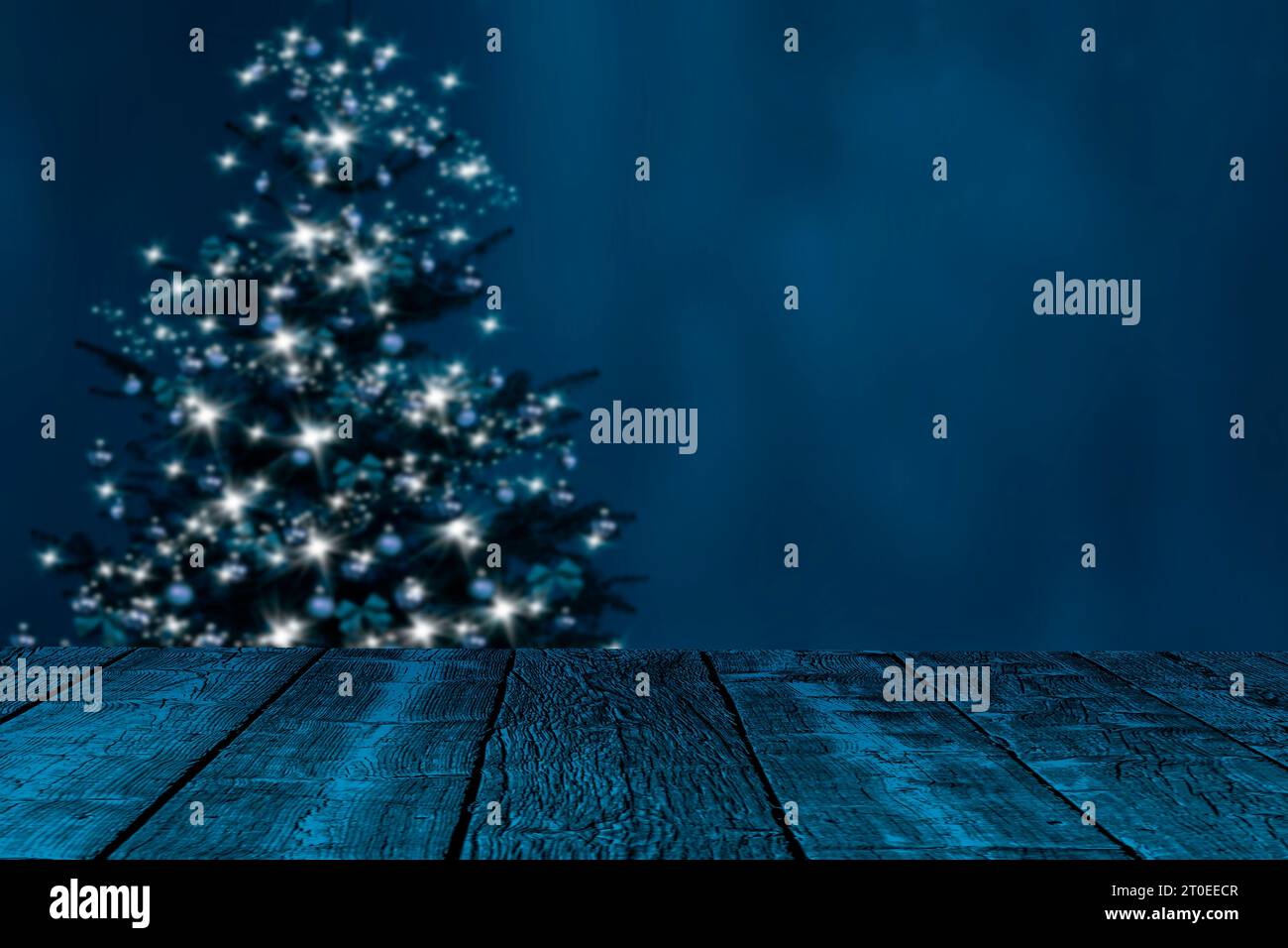 Luminoso albero di Natale su sfondo sfocato con vecchio tavolo in legno Foto Stock