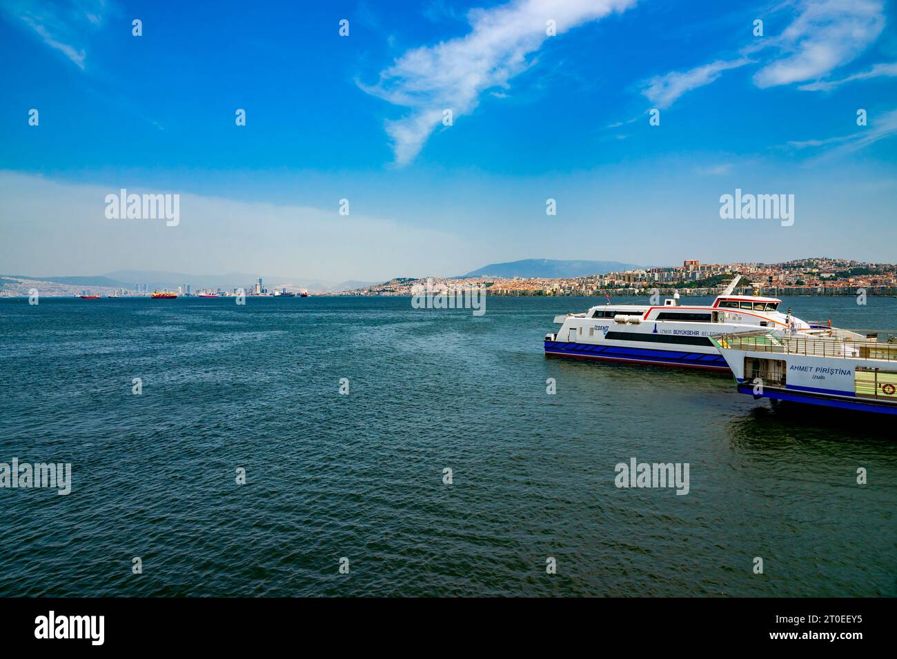 Traghetti e vista sulla città di smirne, Turchia Foto Stock