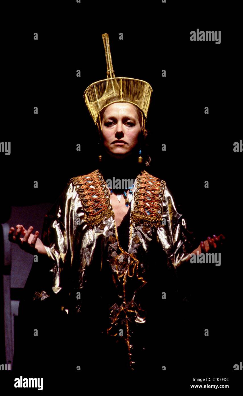 Scena finale, Preparing to Die: Helen Mirren (Cleopatra) in ANTONY AND CLEOPATRA di Shakespeare at the Other Place, Royal Shakespeare Company (RSC), Stratford-upon-Avon, Inghilterra 13/10/1982 disegno: Nadine Baylis illuminazione: Leo Leibovici direttore: Adrian Noble Foto Stock