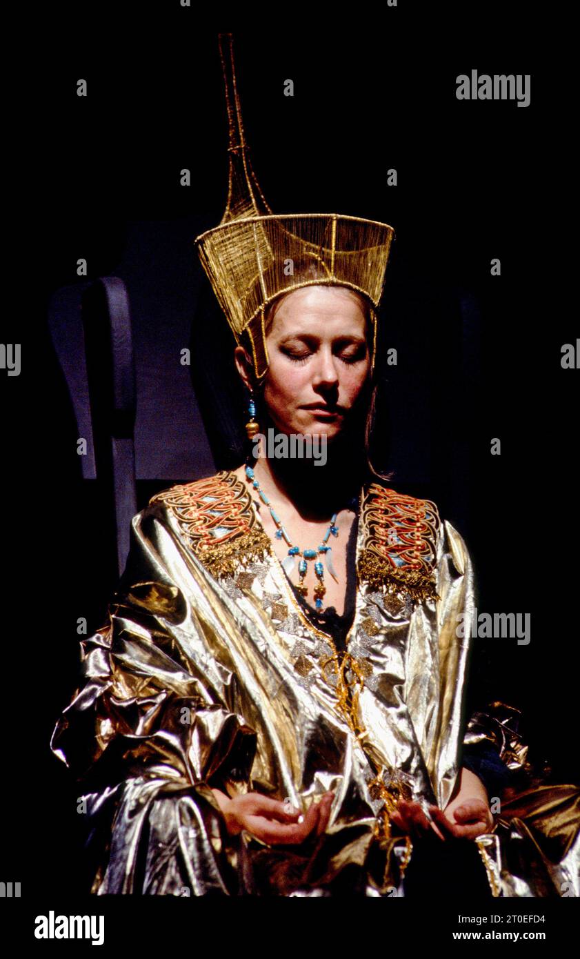 Scena finale, Dead from an asp Bite: Helen Mirren (Cleopatra) in ANTONY AND CLEOPATRA di Shakespeare at the Other Place, Royal Shakespeare Company (RSC), Stratford-upon-Avon, Inghilterra 13/10/1982 disegno: Nadine Baylis illuminazione: Leo Leibovici regista: Adrian Noble Foto Stock