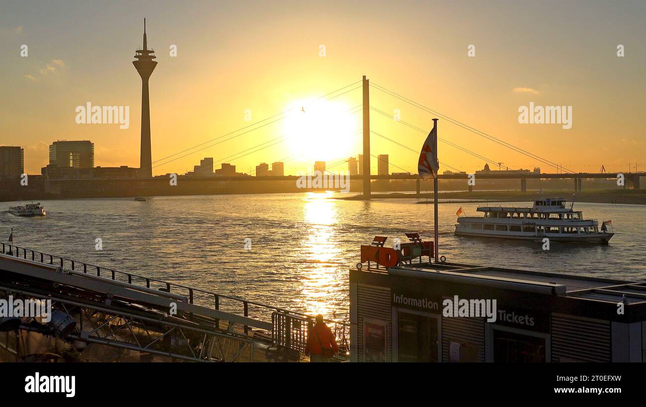 Atmosfera serale con Torre del Reno, Düsseldorf, Reno, basso Reno, Renania settentrionale-Vestfalia, NRW, Germania Foto Stock