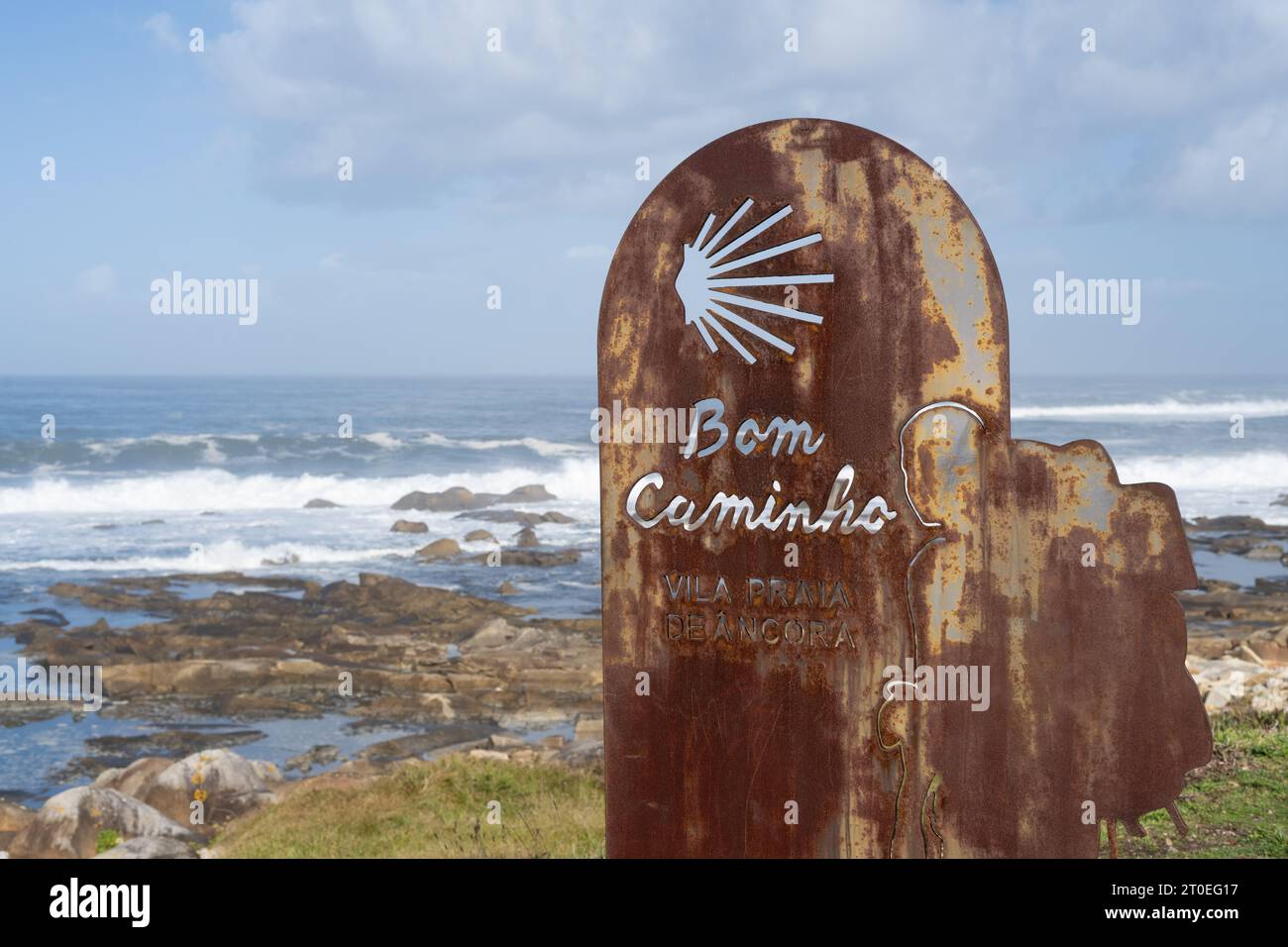 Insegna Bom Caminho sulla via costiera portoghese (Caminho Portugues Coastal Way) che si affaccia sulla costa atlantica, Vila Praia de ancora, Portogallo Foto Stock