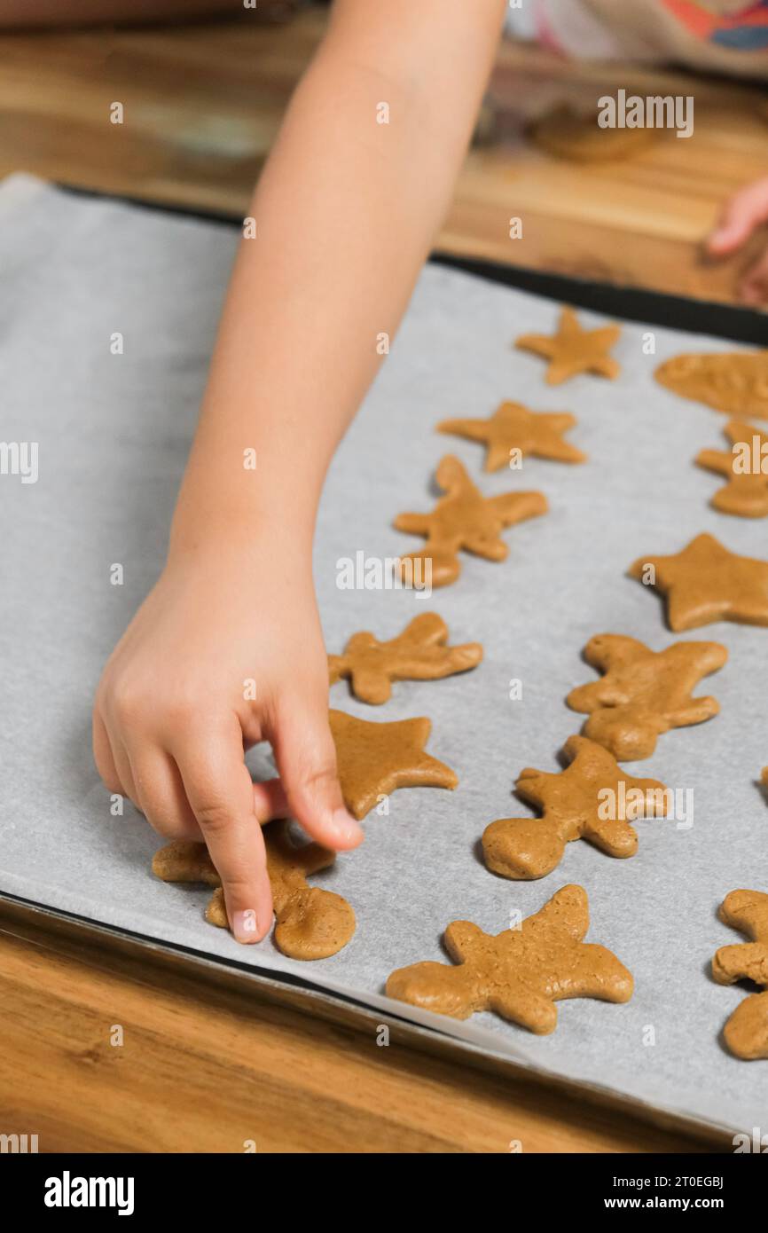 il bambino in cucina prepara biscotti fatti in casa. cucino a casa Foto Stock