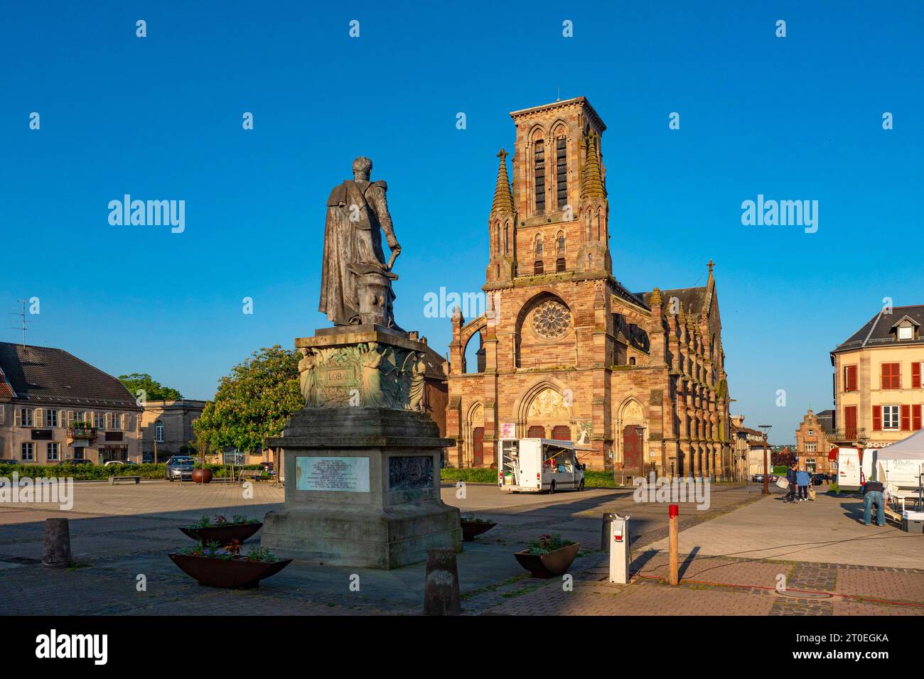 Monumento al Maresciallo Lobau e alla Chiesa dell'assunzione, eglise Notre-Dame de l'Assomption, Phalsbourg, Departement Moselle, Grand Est, Francia Foto Stock