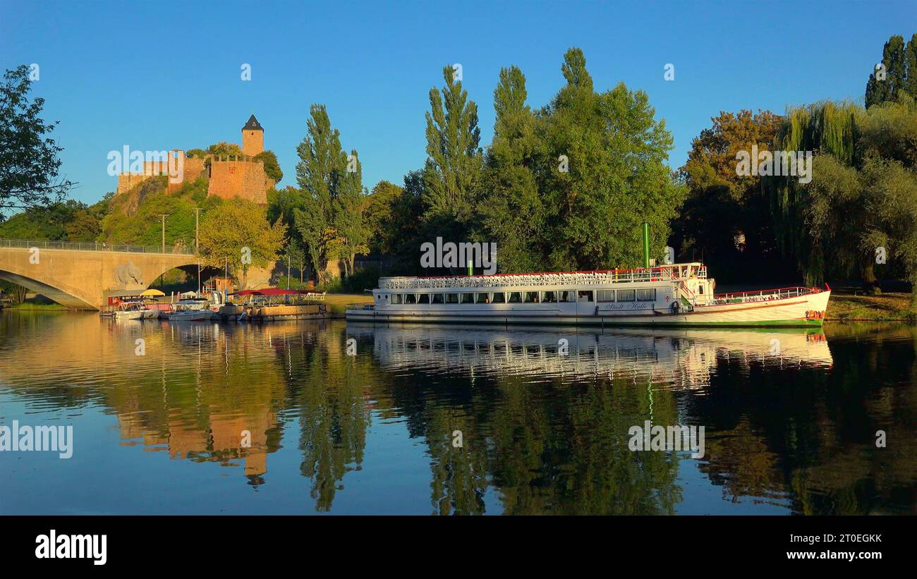 Saale e Burg Giebichenstein, Halle an der Saale, Sassonia, Germania Foto Stock